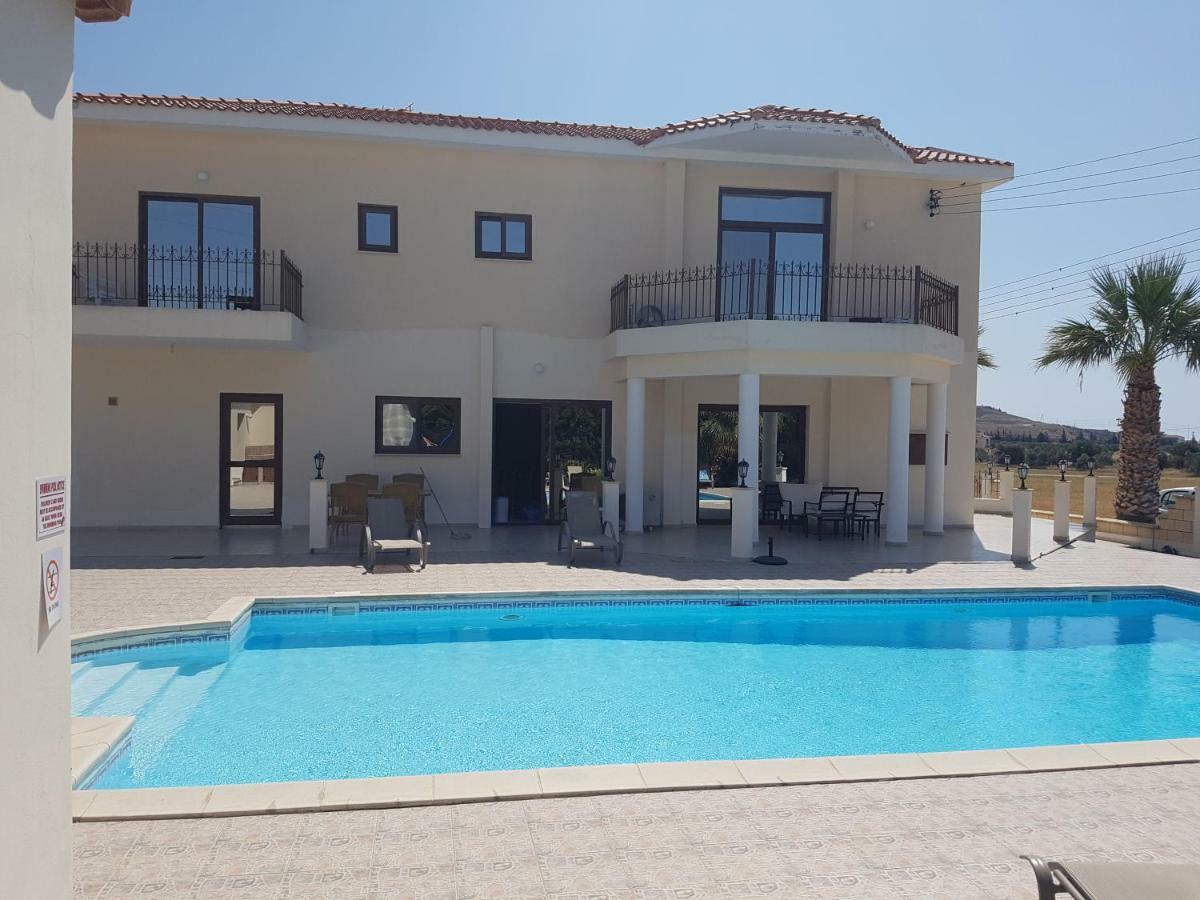 Larnaca Mansion Ideal For 3 Families Or More Lárnaca Exterior foto