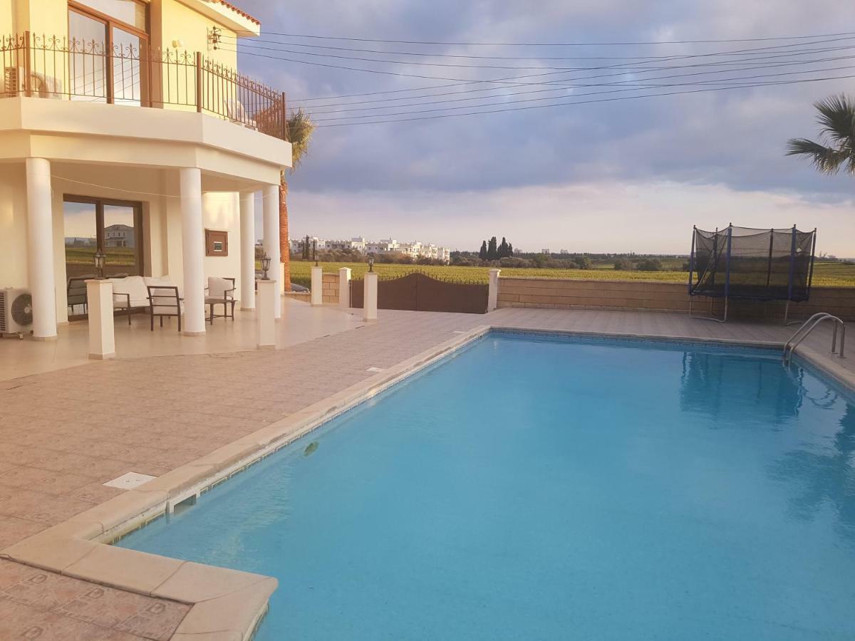 Larnaca Mansion Ideal For 3 Families Or More Lárnaca Exterior foto